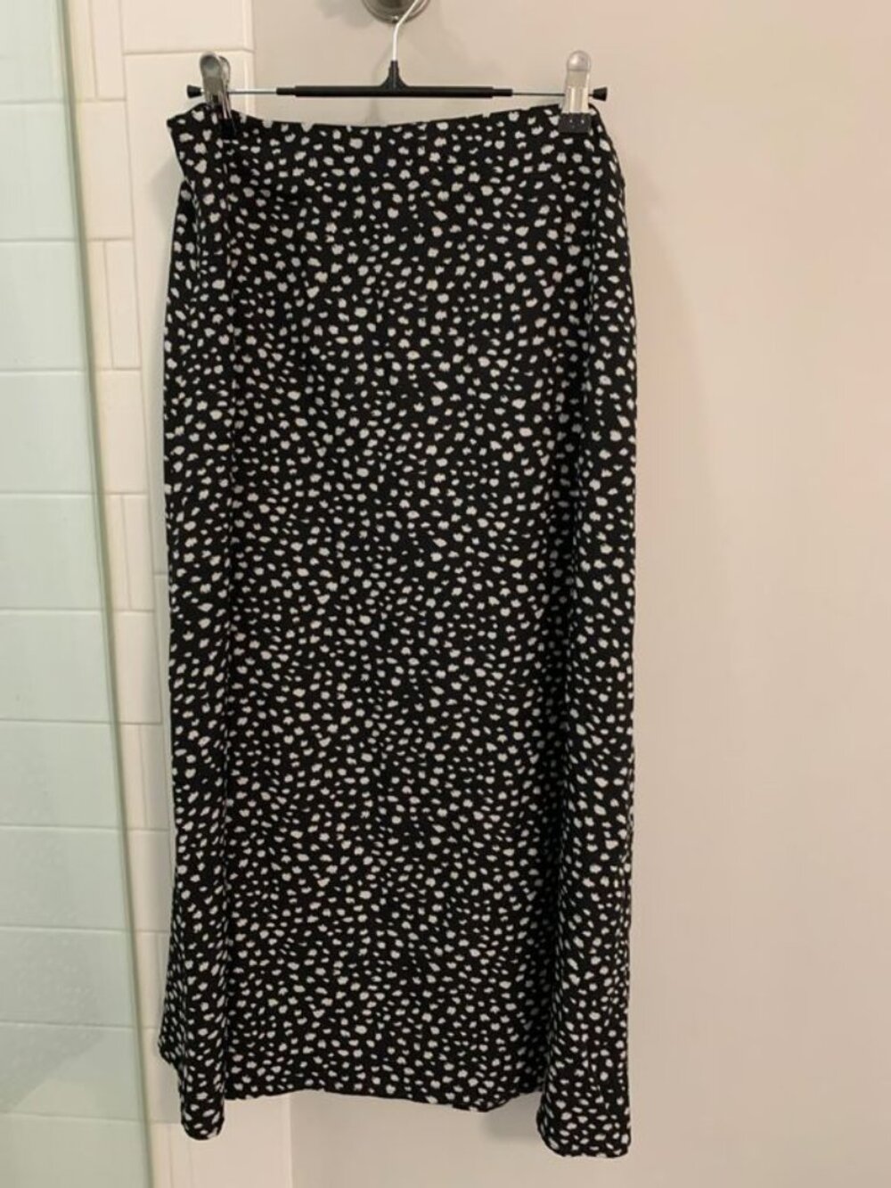 Women’s Black Daisy A‑Line Midi Skirt L Side Zip Front Slit Floral